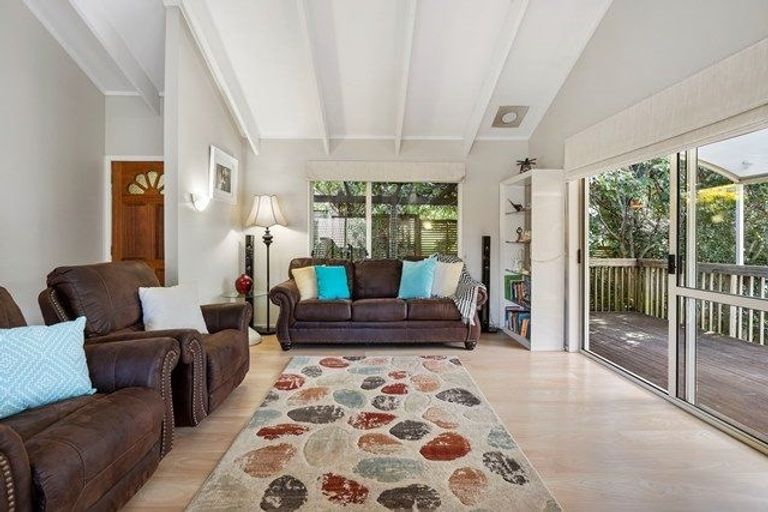 Photo of property in 1/16 Valecrest Place, Bayview, Auckland, 0629