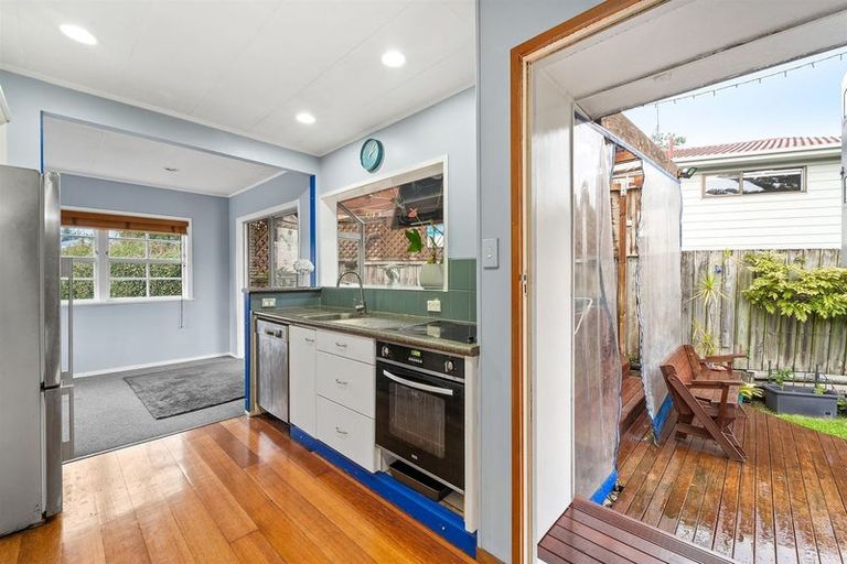 Photo of property in 43 Cranston Street, Torbay, Auckland, 0632