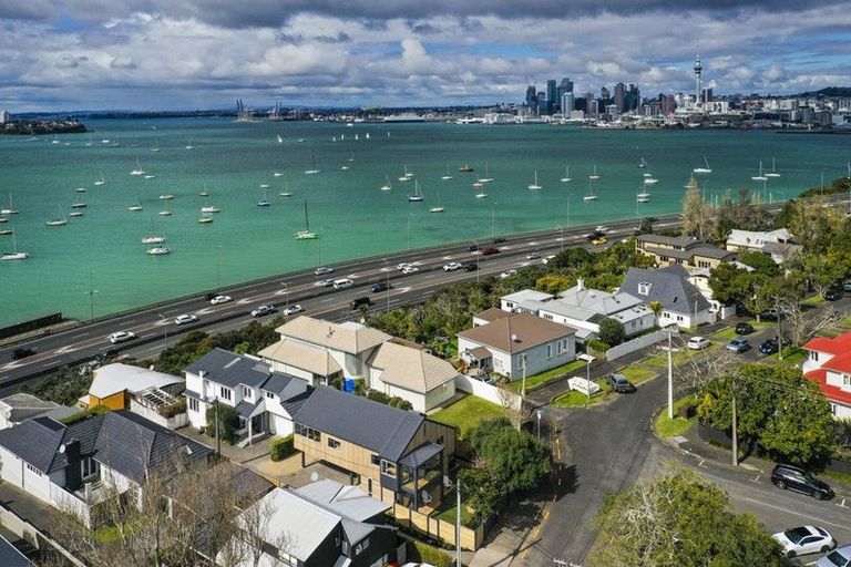 Photo of property in 2/43 Princes Street, Northcote Point, Auckland, 0627