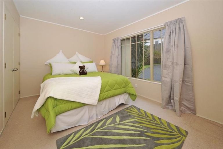 Photo of property in 2/49 Ribbonwood Crescent, Goodwood Heights, Auckland, 2105