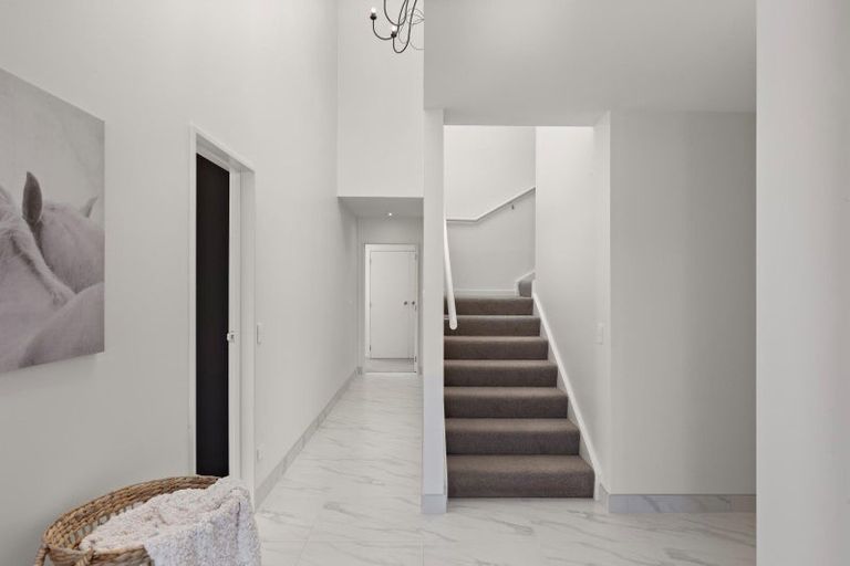 Photo of property in 8 Elizabeth Place, Kelvin Heights, Queenstown, 9300