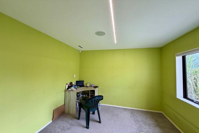 Photo of property in 9 Crestlands Place, Papakura, 2110