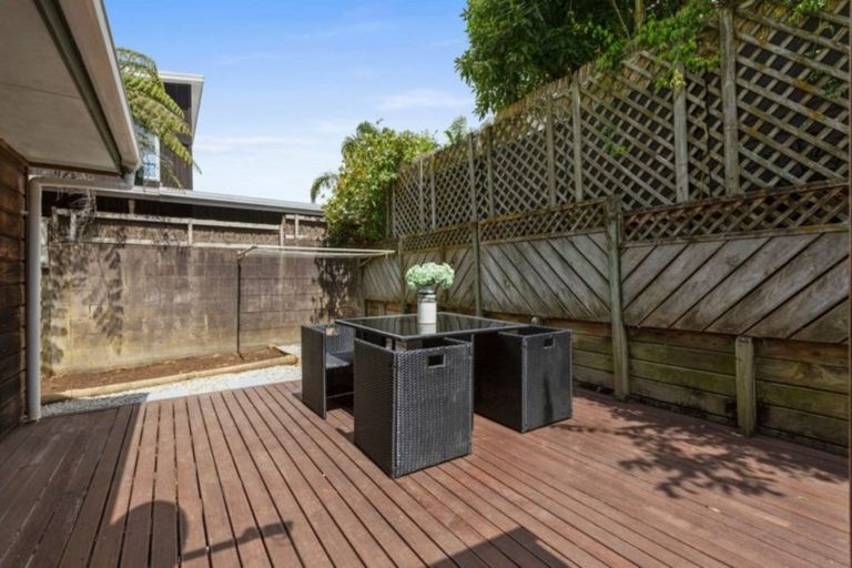 Photo of property in 2/62 Hillcrest Avenue, Hillcrest, Auckland, 0627