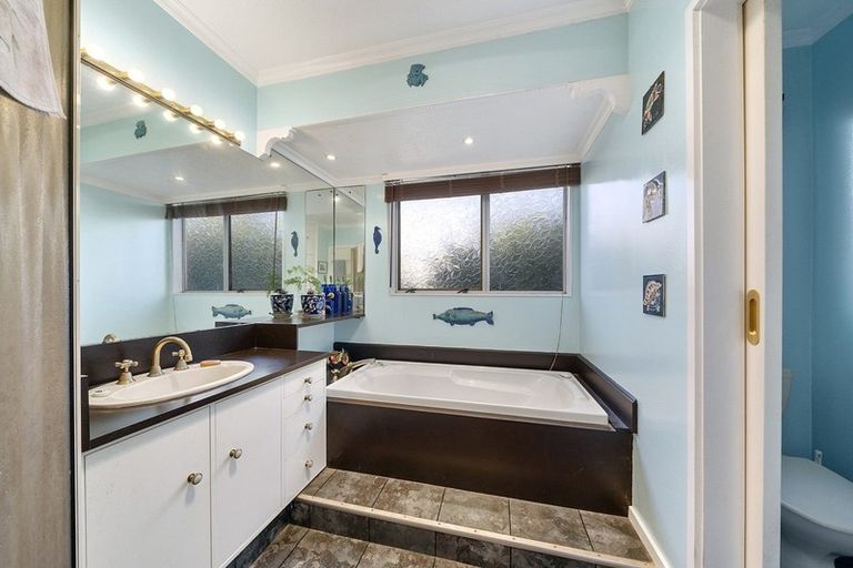 Photo of property in 56 Mana View Road, Paremata, Porirua, 5026