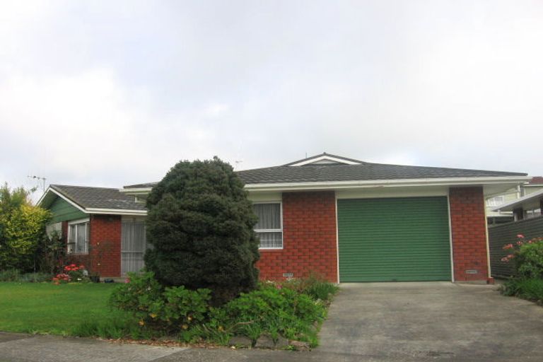 Photo of property in 4 Hollows Crescent, Takaro, Palmerston North, 4412