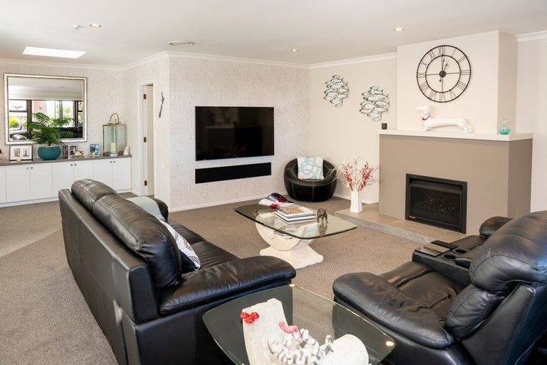 Photo of property in 23 Ara Kuaka, Waikanae Beach, Waikanae, 5036