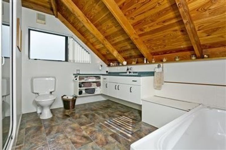 Photo of property in 2/182 Queen Street, Northcote Point, Auckland, 0627