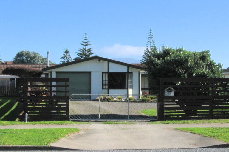Photo of property in 24 Reeves Street, Waikanae Beach, Waikanae, 5036