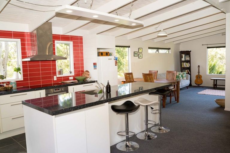 Photo of property in 41 Warner Park Avenue, Laingholm, Auckland, 0604