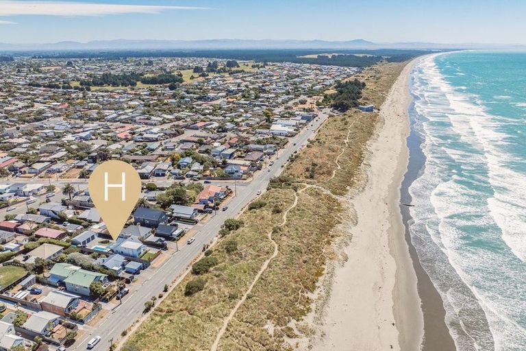 Photo of property in 35 Marine Parade, North New Brighton, Christchurch, 8083