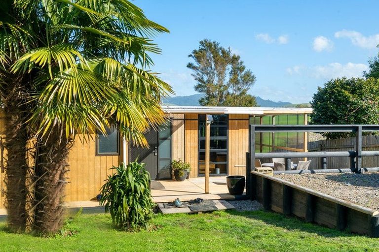 Photo of property in 74 Bays Road, Orere Point, Papakura, 2585