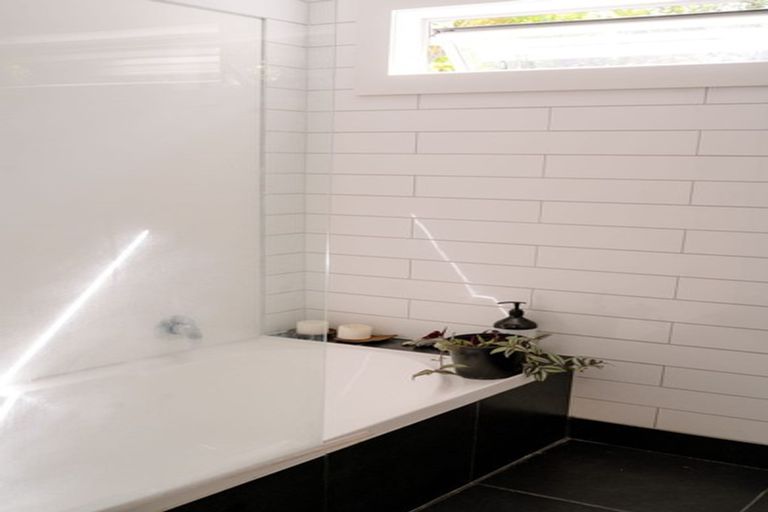 Photo of property in 41 Warner Park Avenue, Laingholm, Auckland, 0604