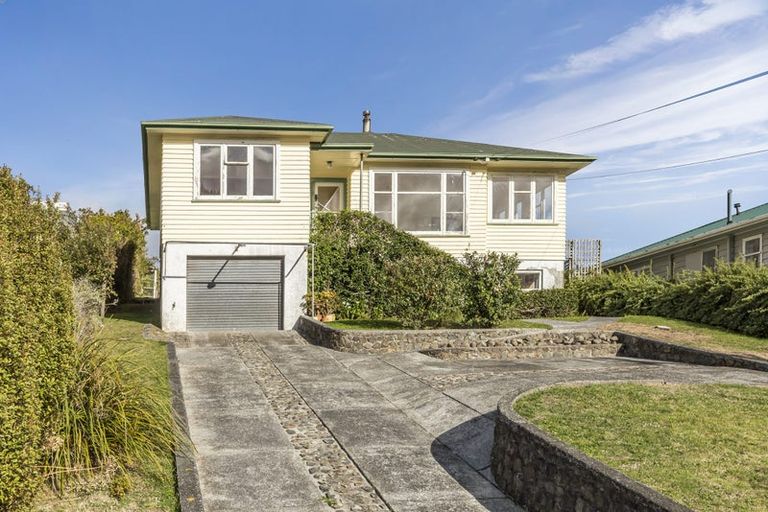 Photo of property in 34 Raroa Terrace, Tawa, Wellington, 5028