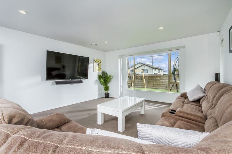 Photo of property in 5 Corricvale Way, Northcross, Auckland, 0632