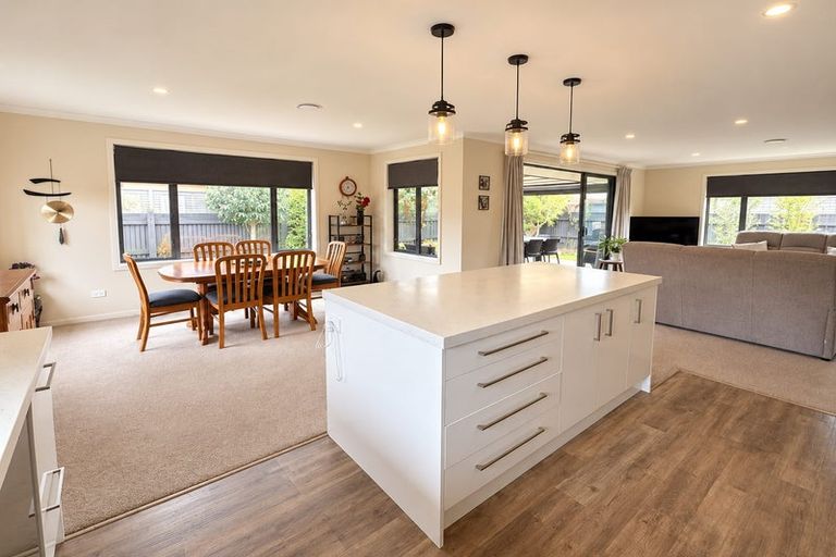 Photo of property in 2 Angus Place, Carterton, 5713