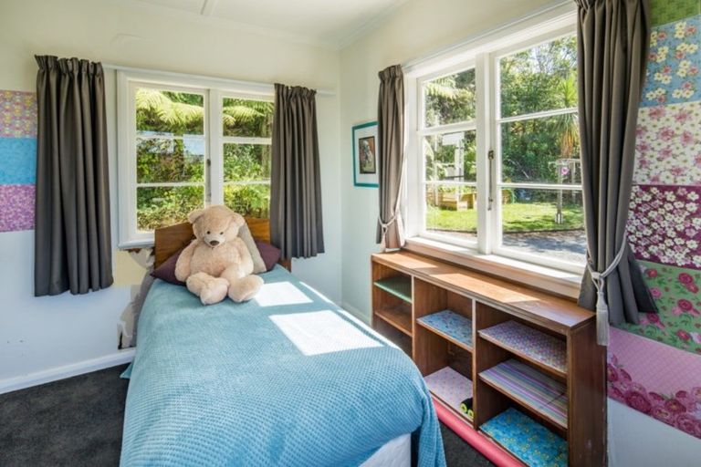 Photo of property in 20 Miromiro Road, Normandale, Lower Hutt, 5010