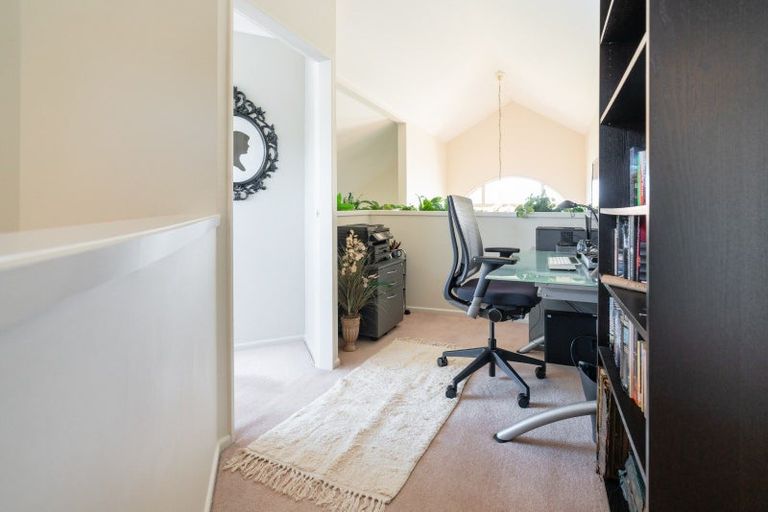 Photo of property in 2 Derry Hill, Churton Park, Wellington, 6037