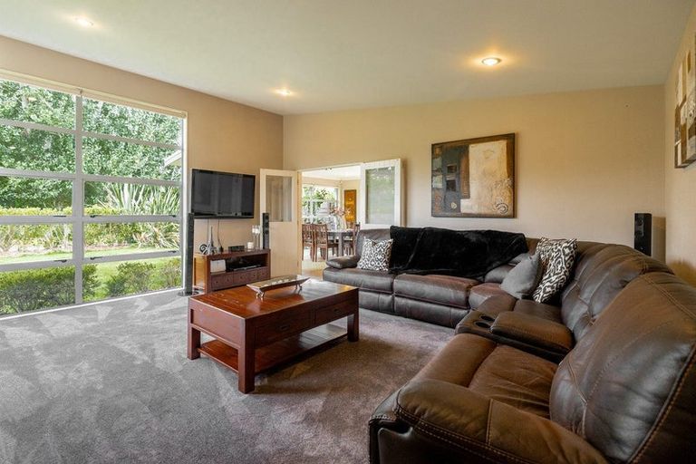 Photo of property in 8 Titirangi Drive, Fitzherbert, Palmerston North, 4471