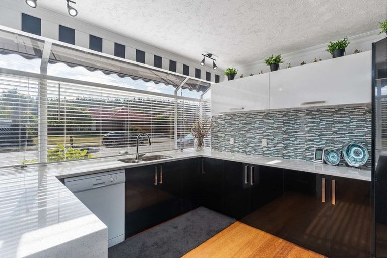 Photo of property in 158 Royal Park Drive, Parklands, Christchurch, 8083