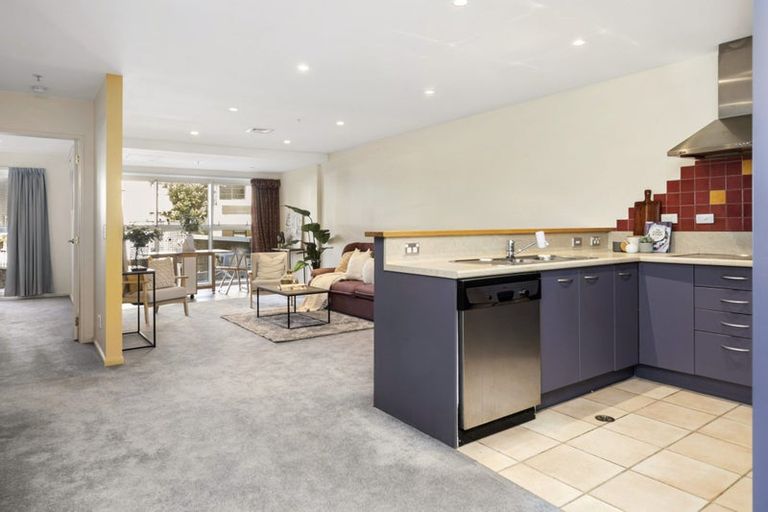 Photo of property in 2f/5 Kent Terrace, Mount Victoria, Wellington, 6011