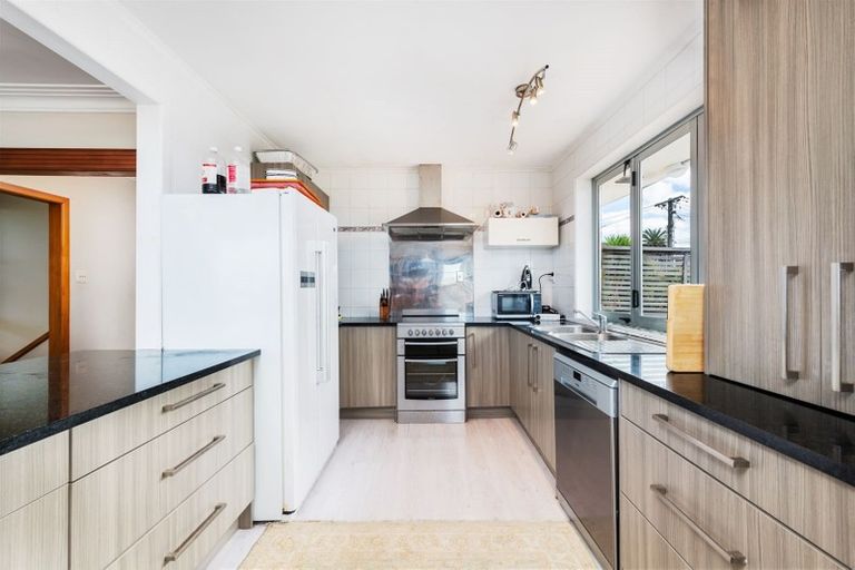 Photo of property in 1 Wakeling Avenue, Te Atatu South, Auckland, 0610