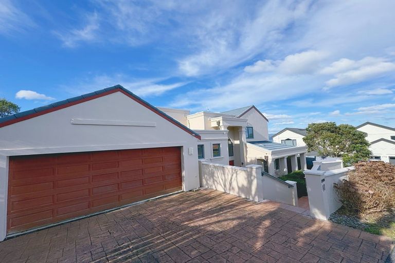 Photo of property in 40 Dress Circle, Newlands, Wellington, 6037