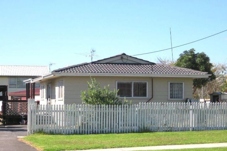 Photo of property in 40 Beach Road, Te Atatu Peninsula, Auckland, 0610
