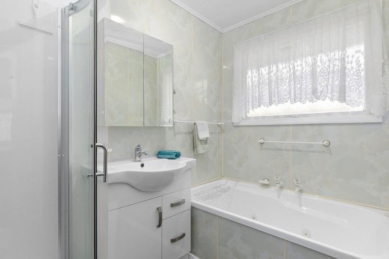 Photo of property in 5 Norana Road, Maoribank, Upper Hutt, 5018