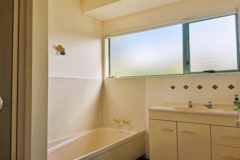 Photo of property in 11 Bermuda Place, One Tree Point, 0118