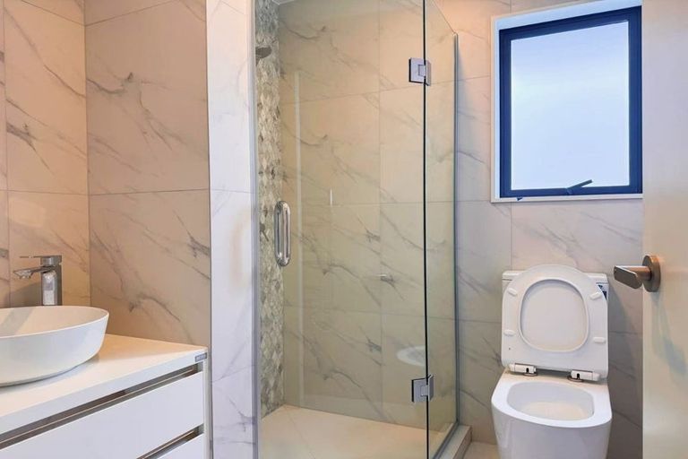 Photo of property in 95d Oreil Avenue, West Harbour, Auckland, 0618