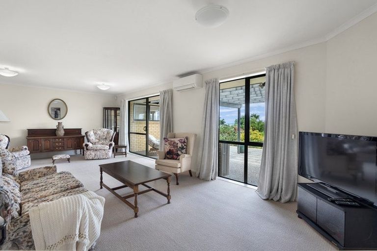 Photo of property in 115 Grovenor Drive, Orewa, 0931