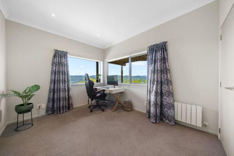 Photo of property in 34 Arahiwi Grove, Tirohanga, Lower Hutt, 5010