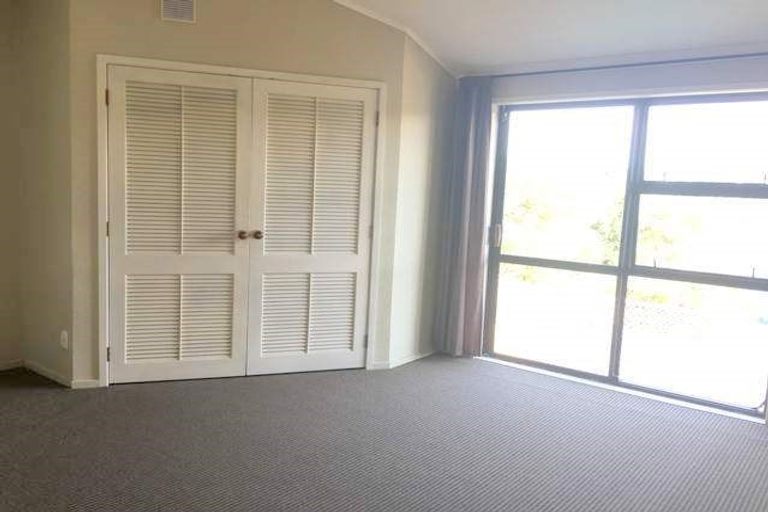 Photo of property in 4 Landsberg Way, Windsor Park, Auckland, 0632
