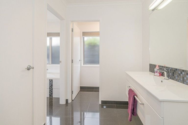 Photo of property in 18 Roseberry Place, Whitianga, 3510