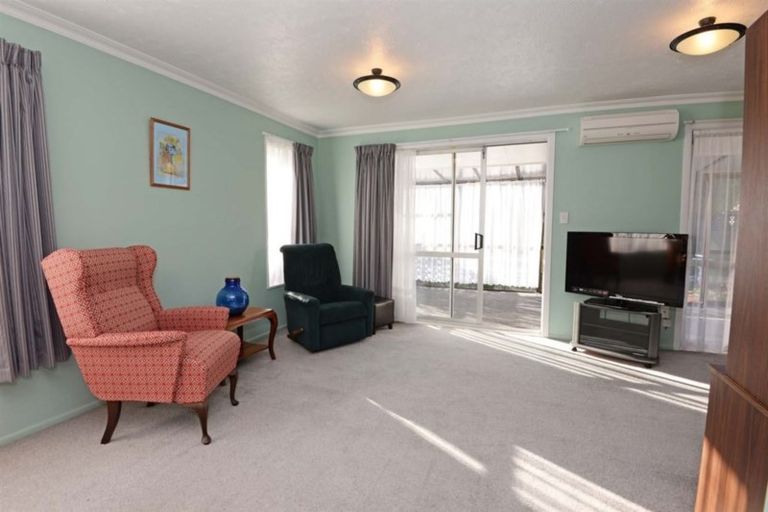 Photo of property in 23 Oakley Crescent, Hornby, Christchurch, 8042
