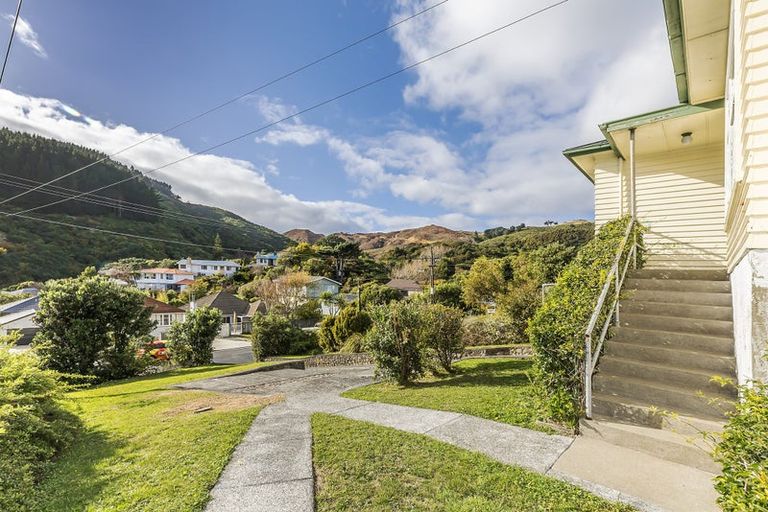 Photo of property in 34 Raroa Terrace, Tawa, Wellington, 5028