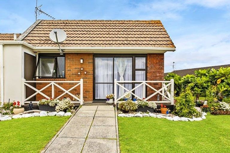 Photo of property in 1 Fantail Court, Orewa, 0931