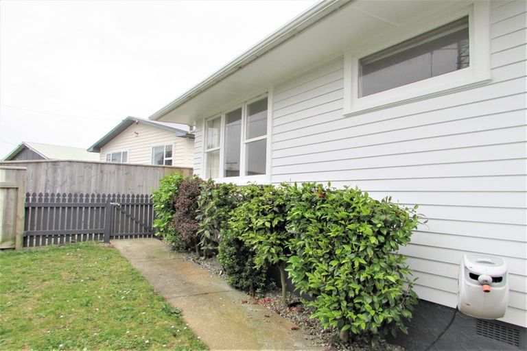 Photo of property in 30 Brooker Grove, Newlands, Wellington, 6037