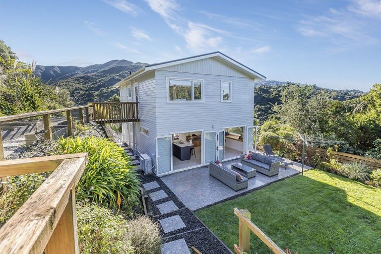 Photo of property in 3 Doris Gordon Crescent, Crofton Downs, Wellington, 6035