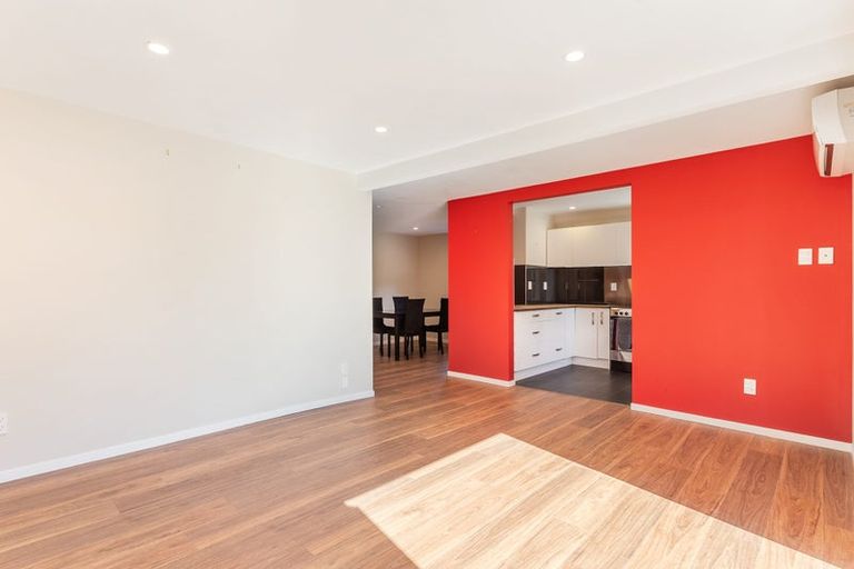 Photo of property in 18 Grassmere Road, Henderson Valley, Auckland, 0612