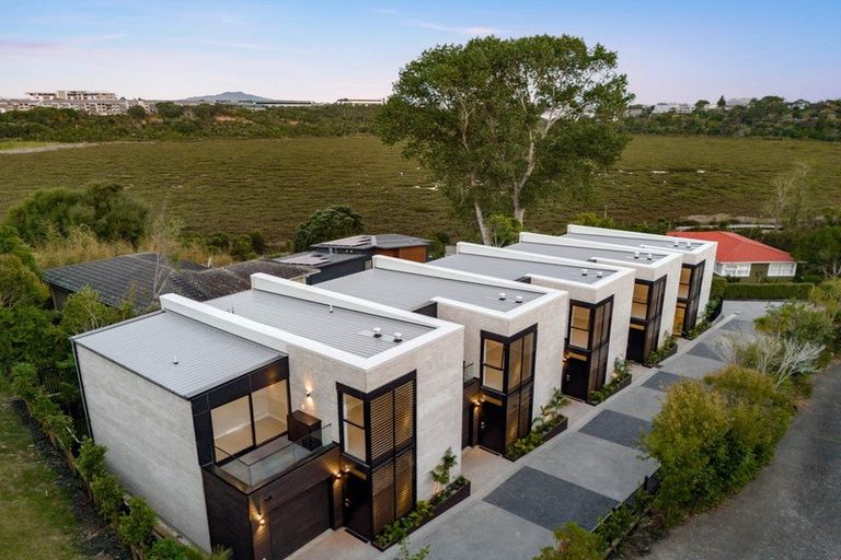 Photo of property in 21d Arahia Street, Northcote, Auckland, 0627