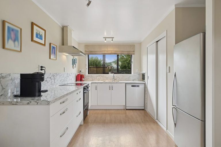 Photo of property in 8a Gemini Place, Kawaha Point, Rotorua, 3010