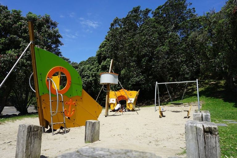 Photo of property in 53 Island Bay Road, Beach Haven, Auckland, 0626