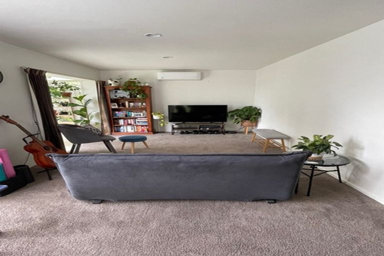 Photo of property in 12 Mandeville Place, Unsworth Heights, Auckland, 0632