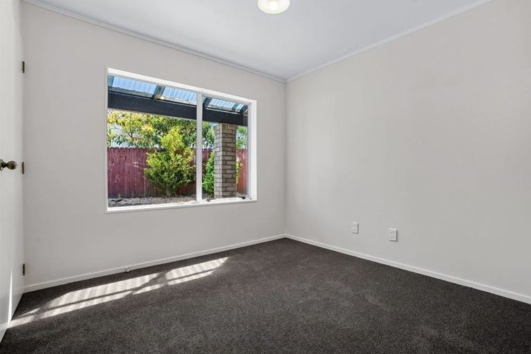 Photo of property in 11 Randwick Place, Randwick Park, Auckland, 2105