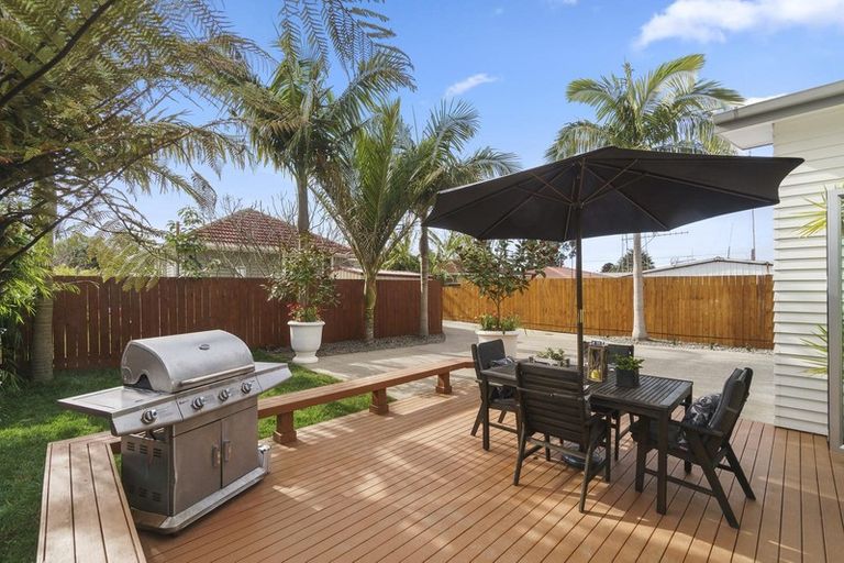 Photo of property in 15a Waipani Road, Te Atatu Peninsula, Auckland, 0610