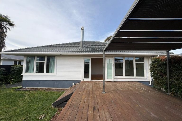 Photo of property in 17b Brookfield Road, Te Atatu Peninsula, Auckland, 0610