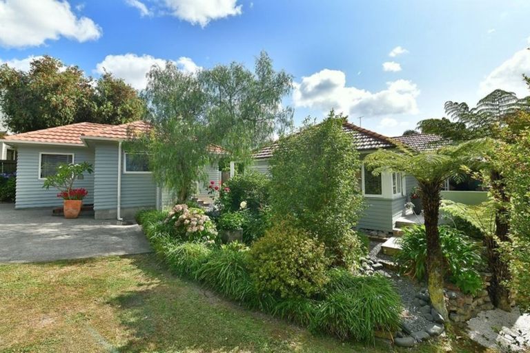 Photo of property in 26 Pohutukawa Avenue, Red Beach, 0932