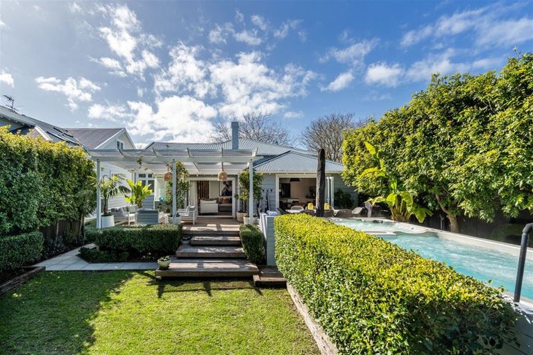 Photo of property in 15 North Avenue, Narrow Neck, Auckland, 0624