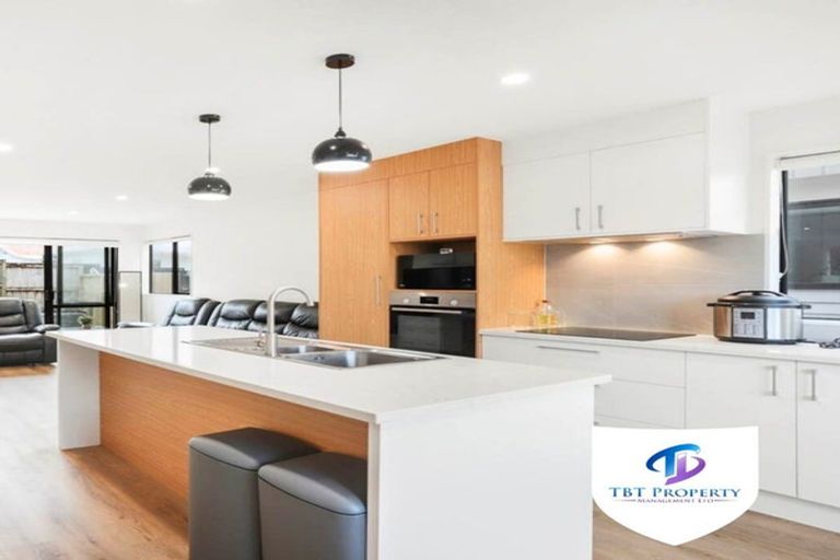 Photo of property in 8/25 Vodanovich Road, Te Atatu South, Auckland, 0610